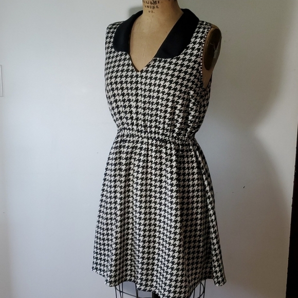 Kardashian Kollection Dresses & Skirts - Kardashian Kollection Size L Dress Midi Houndstooth Chiffon Sleeveless Collar